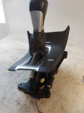 242-999611 Chevrolet 2011 Chevy Malibu Automatic Transmission Floor Gear Lever Shifter W Trim Bezel