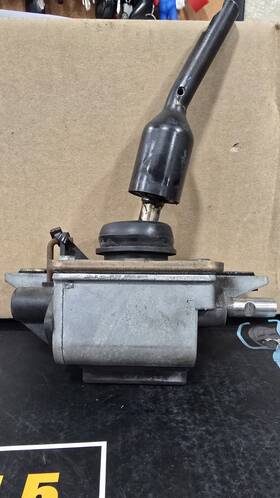 242.gm1z11 Chevrolet 2005-13 C6 Corvette M/t 6-speed Shifter Assembly - Oem