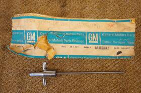 3921642 Gm Chevrolet Nos 1968-76 Corvette 4 Speed Shifter Handle With Reverse Lock Out