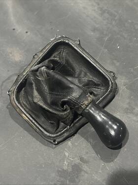 242.su1o02 Subaru 2000-2004 Outback Manual Transmission Gear Shifter Boot And Knob